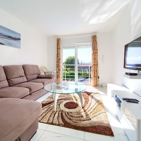 Nyaraló Isabella By Interhome Linardići